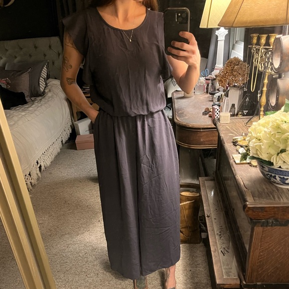 Aritiza Woman’s Flowy Jumpsuit Ankle-Cropped Wide Leg. - Picture 3 of 6